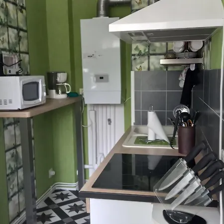 1 Piece Principale Avec Balcon Local A Velo Prive Place Dans La Rue Pour Voiture * دْييب