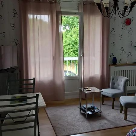 1 Piece Principale Avec Balcon Local A Velo Prive Place Dans La Rue Pour Voiture شقة